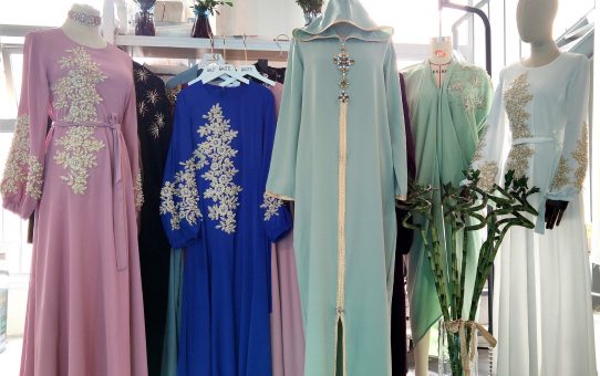 Le guide des robes musulmanes à manches longues : abaya, caftan, tunique